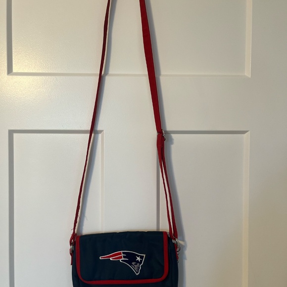 Bundle Mitchell & Ness New England Patriots Knit Pom Pom Hat & Licensed Purse - Picture 2 of 11